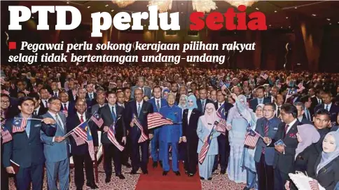  ??  ?? DR Mahathir dan Dr Wan Azizah mengibarka­n Jalur Gemilang selepas Townhall bersama Pegawai Tadbir dan Diplomatik di PICC, semalam.