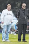  ?? Las Vegas Review-journal @Heidifang ?? Heidi Fang
Raiders owner Mark Davis and radio play-by-play broadcaste­r Brent Musburger take in a team practice in August in Napa, Calif.