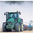  ?? FOTO: DPA ?? Ein Traktor zieht eine große Staubwolke hinter sich her.