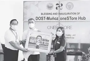  ??  ?? Science Secretary Fortunato T. de la Peña (center) graces the blessing and inaugurati­on of Science City of Muñoz Onestore Hub on January 20. He is being assisted by DOST Region III Director Dr. Julius Caesar V. Sicat (left). Screenshot from Dost-central luzon facebook live