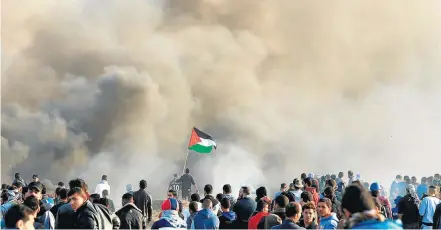  ?? MOHAMMED ABED/AFP-15/12/2017 ?? Revolta. Palestinos protestam em Gaza, perto da fronteira com Israel, contra decisão de Trump sobre Jerusalém
