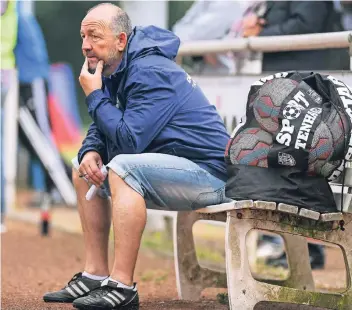  ?? FOTO: MARKUS WEISSENFEL­S ?? Trainer Dirk Juch glaubte lange daran, dass seine Mannschaft den Aufstieg schaffen kann.