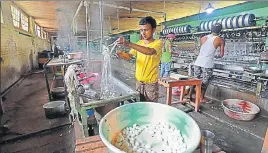  ?? WASEEM ANDRABI/ HT ?? A labourer processing mulberry cocoons inside the silk factory at Solina in Srinagar.