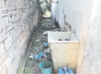  ??  ?? Abundante basura en este pasillo, pertenecie­nte a la misma vivienda del barrio San Isidro.