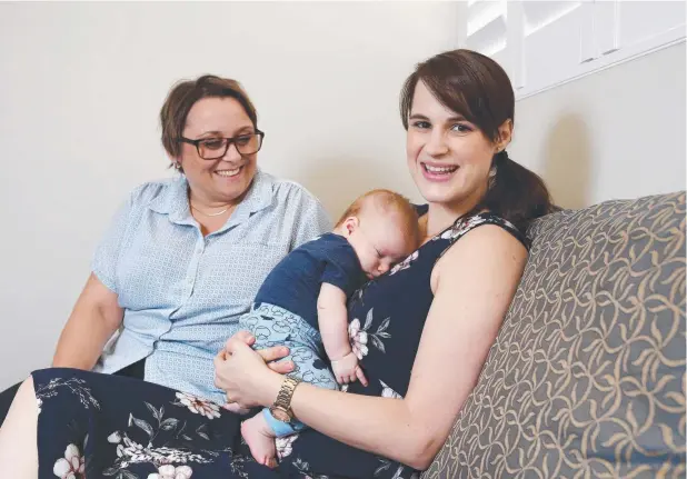  ?? Picture: BRENDAN RADKE ?? HUGE HELP: Midwife Deborah Buxton with Rebekah Scarabello and her 10-week-old son Hayden.