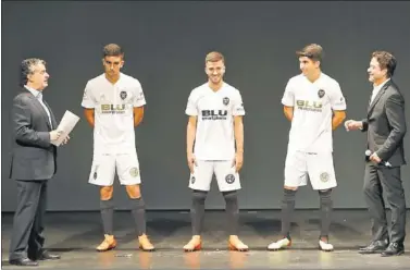  ??  ?? MODELOS. Ferran Torres, Gayà y Carlos Soler fueron los encargados de presentar la primera equipación.