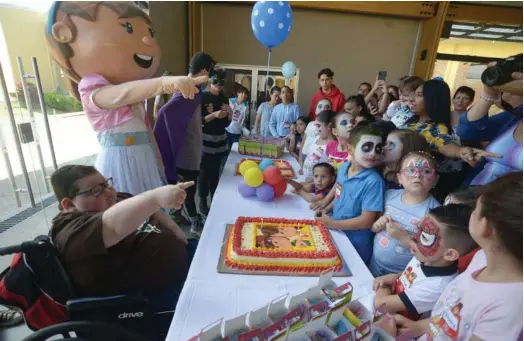  ?? JOSE DÍAZ/AGENCIA OJO POR OJO ?? El 22 de febrero, el Museo de los Niños, la Policía Municipal de San José, el Club de Leones de Vásquez de Coronado y Cafeterías el Tostador le realizó una fiesta de cumpleaños a Kalett Cuadra. Kalett es un pequeño de 9 años que fue operado de tres tumores craneofari­ngiomas y está en tratamient­o en el Hospital Nacional de Niños, en la Unidad de Cuidados Paliativos.