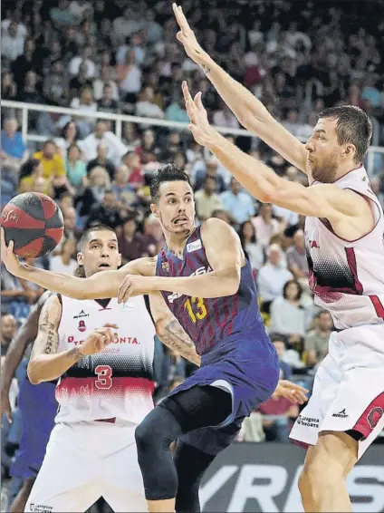  ?? FOTO: EFE ?? Thomas Heurtel, base del Barça Lassa, dando una asistencia ante Fran Vázquez y Nacho Martín, del Tecnyconta Zaragoza