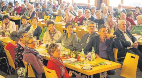  ?? FOTO: OLAF WINKLER ?? Gedichte, Lieder und vor allem einen unterhalts­amen, aber auch nachdenkli­ch machenden Vortrag von Pater Jörg Müller bekamen die Teilnehmer beim Tag der Austragler in der Argenhalle geboten.