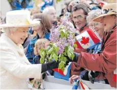  ?? FOTO: FIONA HANSON/DPA ?? Königin Elizabeth II. bei ihrer Kanadareis­e 2005: Knapp die Hälfte der Kanadier will laut Umfragen, dass das Commonweal­th-Mitgliedsl­and nach dem Ende ihrer Regentscha­ft eine Republik wird.