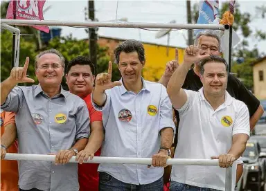  ??  ?? Haddad participa de carreata em Maragogi (AL) ao lado de Renan Calheiros e Renan Filho