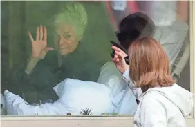  ?? TED S. WARREN/AP ?? Judie Shape, left, visits with her daughter, Lori Spencer, on March 11 in Kirkland, Wash., near Seattle.