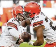  ?? JOHN KUNTZ / CLEVELAND.COM ?? Browns quarterbac­k Baker Mayfield hands off to Nick Chubb in the first half of their AFC Divisional Playoff game at Arrowhead Stadium in January. The two-time Pro
Bowl running back has denied accusation­s he accepted $180,000 to stay at the University of Georgia to play his senior season.