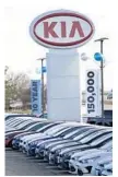  ?? DAVID ZALUBOWSKI/AP ?? A long line of unsold 2021 sedans and sports-utility vehicles sits at a Kia dealership in Firestone, Colorado.