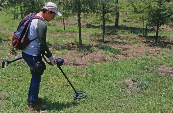  ??  ?? Suriel Castillo Méndez realiza la búsqueda de tesoros con el respaldo de su detector de metales.