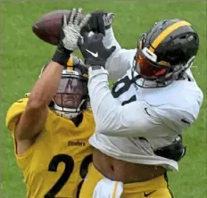  ?? Matt Freed/Post-Gazette ?? Linebacker Miles Killebrew, left, breaks up a pass intended for Eric Ebron Tuesday before rain forced a halt to an afternoon practice at Heinz Field.