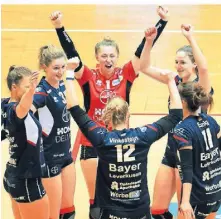  ?? FOTO: UWE MISERIUS ?? Zusammenko­mmen zur Jubeltraub­e: Bayers Volleyball­erinnnen.
