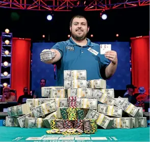  ?? PHOTO: REUTERS ?? Scott Blumstein poses with his championsh­ip bracelet and cards after winning the World Series of Poker Main Event in Las Vegas.