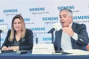  ??  ?? Juan Ignacio Díaz, CEO de Siemens México, Centroamér­ica y El Caribe, durante la presentaci­ón de los planes de la compañía en el país. Entre los proyectos está invertir en investigac­ión y desarrollo.