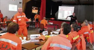  ??  ?? Ambiance détendue lors d’une journée de formation pour treize comités de Provence verte. L’occasion aussi de rencontrer les collègues, avec lesquels on peut être appelé à intervenir.