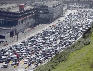  ?? — AFP ?? Thousands of motorists were caught in a huge traffic jam on the south coast of England on Sunday.