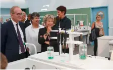  ??  ?? Marie-Guite Dufay en visite dans le nouveau pôle de biotechnol­ogie du lycée Duhamel de Dole.