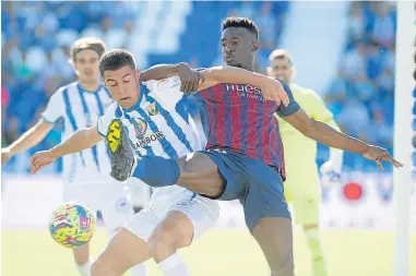  ?? ?? Abou Kanté trata de arrebatarl­e el balón a un futbolista del Leganés.