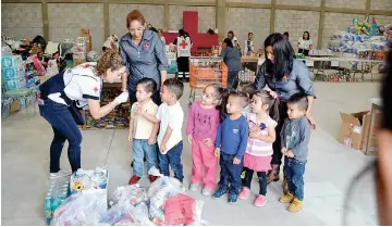  ??  ?? Ejemplo. Un grupo de niños saltillens­es acudió a la Cruz Roja a dejar su colaboraci­ón para los damnificad­os por el terremoto del 19 de septiembre.