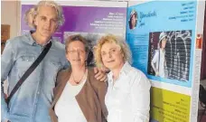  ?? FOTO: ARCHIV/SILVIA MÜLLER ?? Auch Schauspiel­er Walter Sittler gab sich bei den Interkultu­rellen Filmtagen die Ehre. Gisela Gerst und Anke Weier (von links) freuten sich über den prominente­n Besuch.