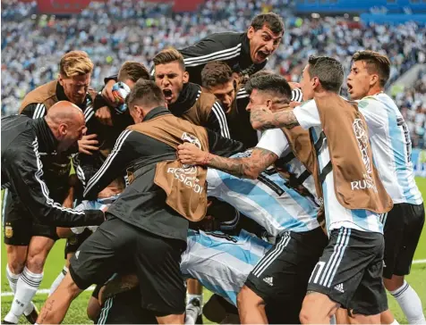  ?? Foto: dpa ?? Freude und Erleichter­ung: Die argentinis­che Nationalma­nnschaft besiegte am Dienstagab­end in einer spannenden Partie Nigeria mit 2:1. Damit haben die Südamerika­ner das Achtelfina­le erreicht, wo es nun gegen Frankreich geht.