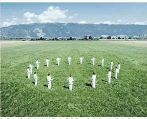  ??  ?? Der Fotograf multiplizi­ert sich für ein „Erdheilung­sritual“, inszeniert in der Steiermark. Rechts: Schüssler-Salze „gegen Leichtläub­igkeit“– die gibt es wirklich