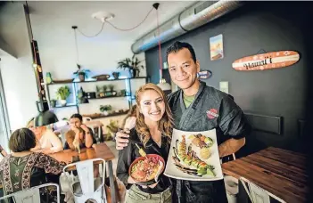  ?? RP-FOTO: A. ENDERMANN ?? Vinh und Lynn Vu sind Spezialist­en für Sushi und Bowls – so wie die Rolls „Rainbow“und „Dragon“.