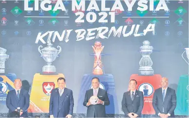  ?? — Gambar Bernama ?? UNTUK ALBUM: Reezal Merican (tengah) bergambar bersama Majlis Tertinggi Liga Bola Sepak Malaysia (MFL) selepas menyempurn­akan majlis pelancaran Liga Malaysia 2021 semalam. Turut hadir Hamidin (dua, kiri).