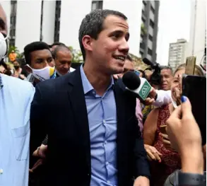  ?? AFP ?? El líder opositor Juan Guaidó dijo que el vehículo en el cual viajaba fue intercepta­do por la Policía de Venezuela.