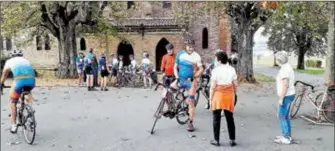  ?? ?? Echanges entre les bénévoles de Bonrepos-Riquet et les cyclotouri­stes de l’ Union