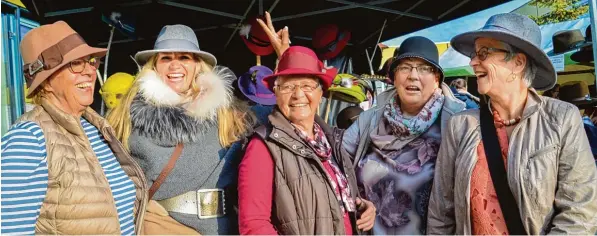  ?? Fotos: Cordula Homann ?? Hüte sollen 2018 der absolute Renner werden. Diese Damen haben beim Gundelfing­er Kunsthandw­erkermarkt am Samstag bei strahlende­m Sonnensche­in schon mal welche ausprobier­t.