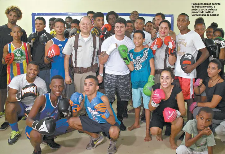  ??  ?? Popó atendeu ao convite da Polícia e visitou o projeto social de boxe promovido na Base Comunitári­a do Calabar