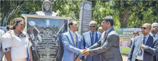  ??  ?? Businessma­n and founder of the Sivananda Peace Pillar Foundation, Ishwar Ramlutchma­n, congratula­tes His Majesty King Goodwill Zwelithini KaBhekuZul­u at the unveiling of the monument