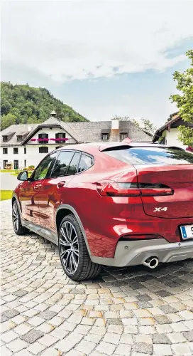  ??  ?? Größer, leichter, athletisch­er, sauberer und agiler, so kommt der neue X4 des Weges. Man könnte auch sagen: sauteuer, aber er wirkt.