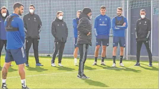  ??  ?? Álvaro Cervera, entrenador del Cádiz, da una charla a sus jugadores durante un entrenamie­nto.