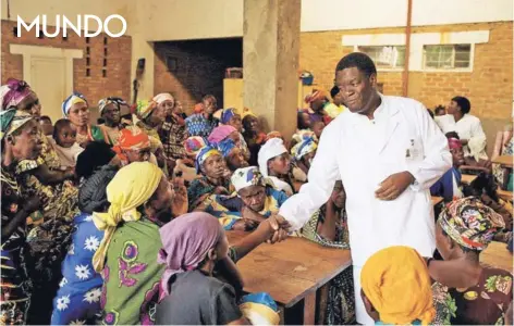  ??  ?? ► El médico Denis Mukwege durante un encuentro con mujeres en la República Democrátic­a del Congo.