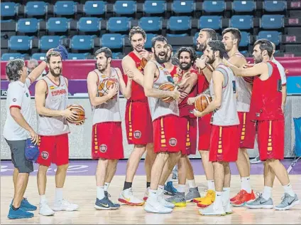  ?? FOTO: LOF/FEB ?? Los jugadores de la selección, tras el entrenamie­nto de ayer, demostrand­o el buen rollo que hay en el equipo