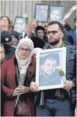  ?? FOTO: AFP ?? Nicht vergessen: Mit Bildern von Opfern verlassen Trauernde die St. Paul’s Cathedral.