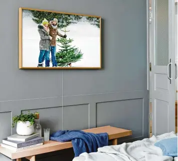  ?? Fotos: Samsung/ Hersteller ?? Ein Fernseher? Ja, aber nicht irgendeine­r. Samsungs „The Frame“zeigt neben dem TV Programm entweder eigene Fotos (Bild) oder berühmte Kunstwerke in superschar­fer Auflösung an. So wird die Glotze zum Gemälde.