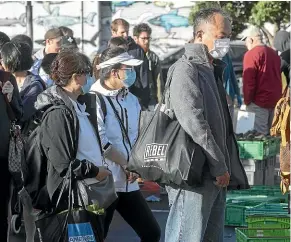  ?? KEVIN STENT/STUFF ?? Wellington’s Harboursid­e Market reopened with crowded conditions at level 2.