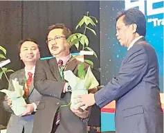  ??  ?? Shafie (third right) presenting a seedling to Mashor during the launch of the Internatio­nal Conference on Heart of Borneo (HoB) 2019.