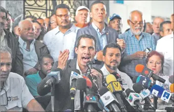  ??  ?? Juan Guaidó, junto a líderes sindicales, uno de los sectores claves del antichavis­mo.