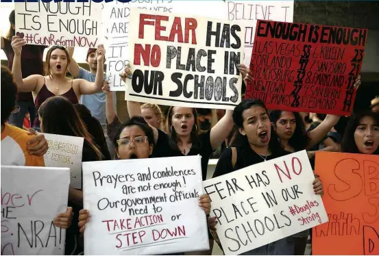  ??  ?? Protesto pelo controle da venda de armas em Fort Lauderdale, na Flórida, cidade próxima de Parkland, onde 17 morreram em massacre em escola