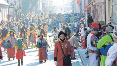  ?? FOTO: HERBERT GUTH ?? Rund 2000 Narren und Musiker zogen Anfang Februar an etwa 2500 Zuschauern vorbei durch die Straßen des Ortes. Grund: Der 33. Geburtstag der Narrenzunf­t Wilhelmsdo­rf.