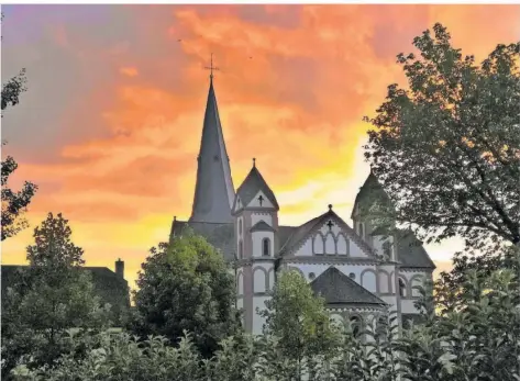  ?? FOTO: LOTHAR BEINING ?? Die Pfarrkirch­e St. Peter in Merzig zählt zu den Wahrzeiche­n der Kreisstadt und ist Startpunkt der neuen Jakobsweg-Zuwegung.